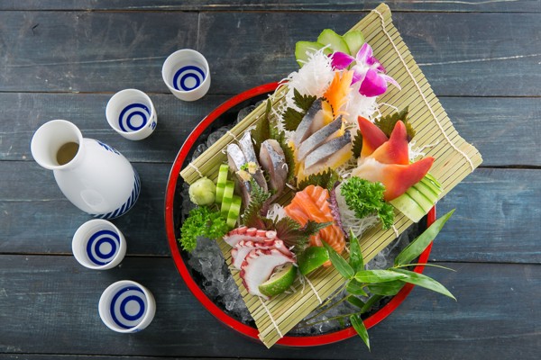 Ẩm thực Nhật Bản không chỉ biết đến với những món ăn ngon nổi tiếng cùng với cách chế biến và trình bày đẹp mắt, tỉ mỉ mà nó còn