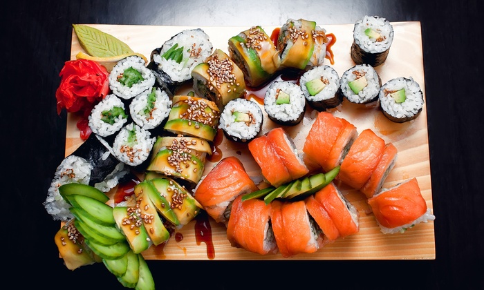 Nếu không thể ăn được hải sản sống, bạn có thể tới cửa hàng sushi và thưởng thức các thực đơn khác như các món súp, món chiên, món cơm cuộn từ hải sản đã nấu chín và các món salad hấp dẫn.