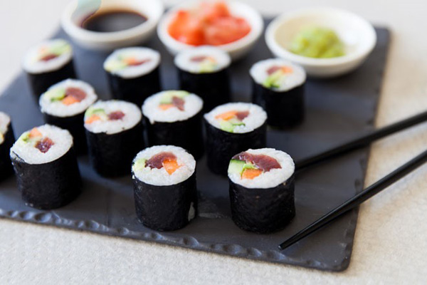 Vào bếp cùng Kyoto Sushi - Sushi cá hồi 